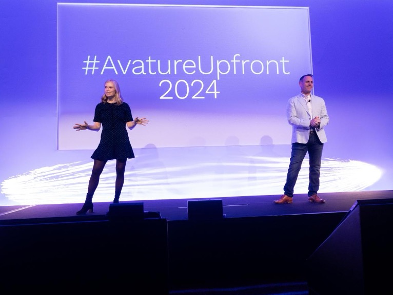 来自 Avature 的两位主持人在台上欢迎与会者们出席 #AvatureUpfront 2024