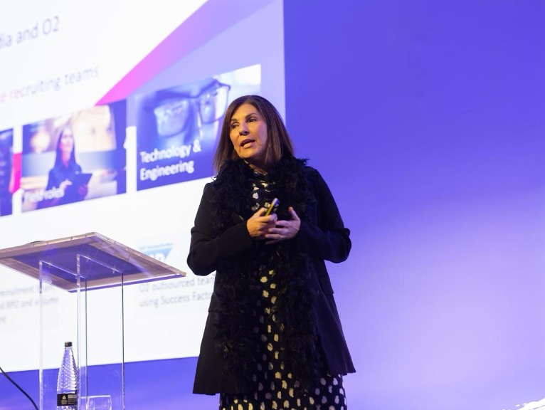 来自维珍媒体 O2 的 Sharron O'Donnell 在伦敦 #AvatureUpfront 上发表获奖演讲