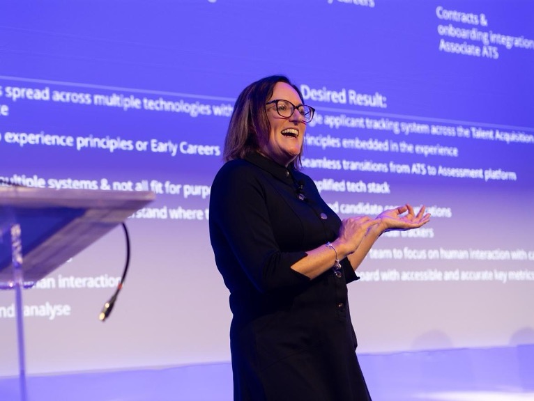 来自德勤英国分公司的 Laura Humphreys 在伦敦 #AvatureUpfront 上发表演讲