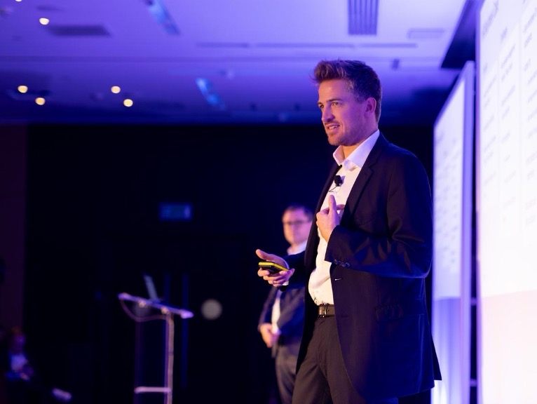 来自 DHL 的 Felix Breickmann 在 #AvatureUpfront 高级用户学院会议中登台演讲