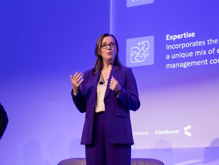 Kienbaum 的 Vanessa Rühmann 在台上讲解了 Avature 的全新高管搜索解决方案