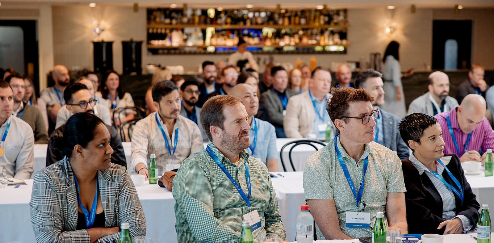 观众专注地旁听力资源领导者在 #AvatureUpfront APAC 2025 活动现场讨论最新人才趋势。