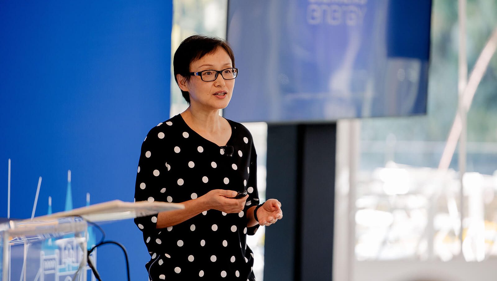 西门子能源全球高级人力资源需求与解决方案经理 Maria Ma 正在演讲中阐述如何平衡各人力资源业务单元的不同需求。
